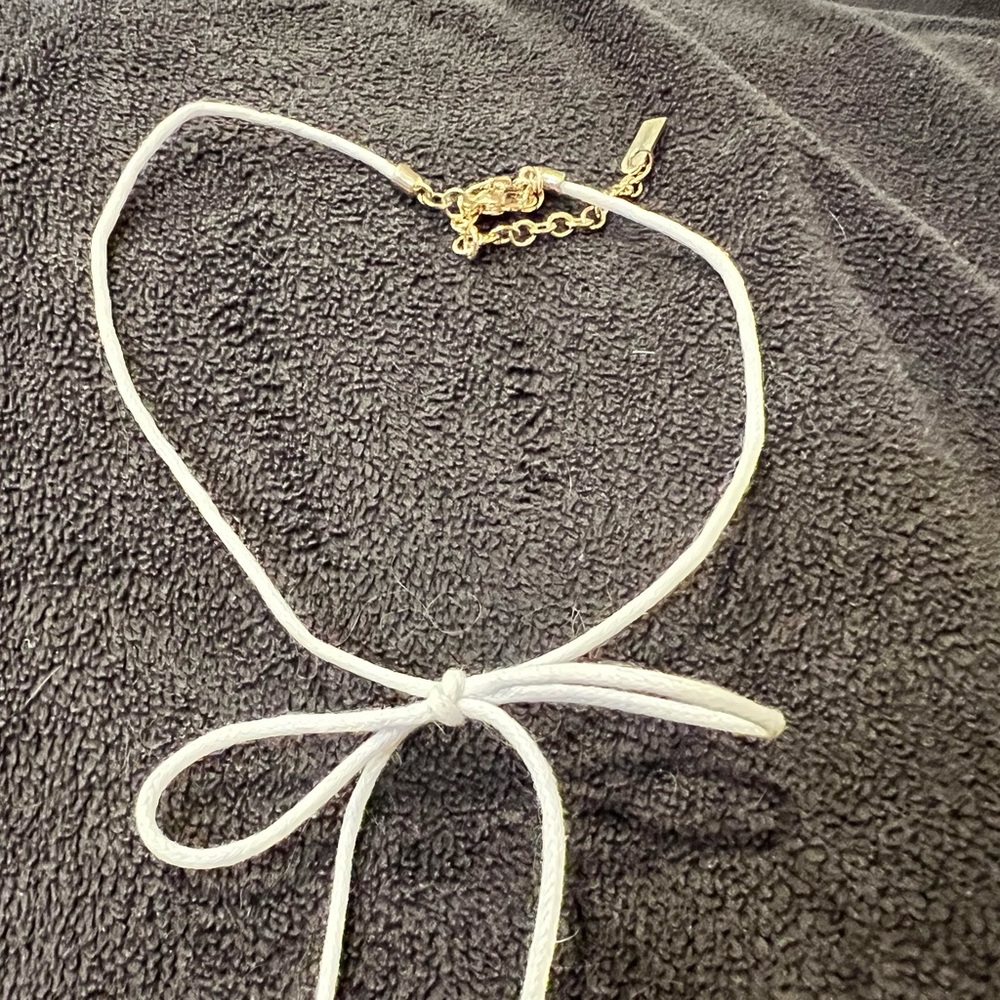 White Bow choker-style necklace